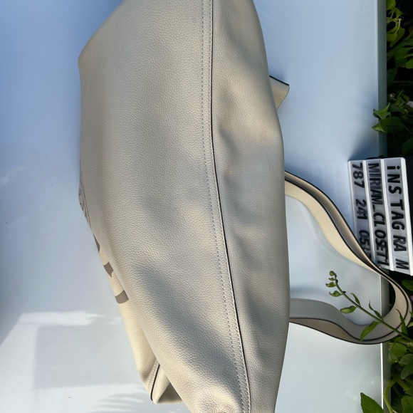 Gucci Logo Print Leather Tote Bag in White - Picture 6 of 12